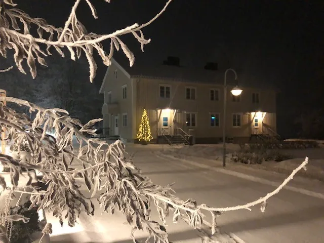 Vinterbilde av kjøkkenbygningen på Vea