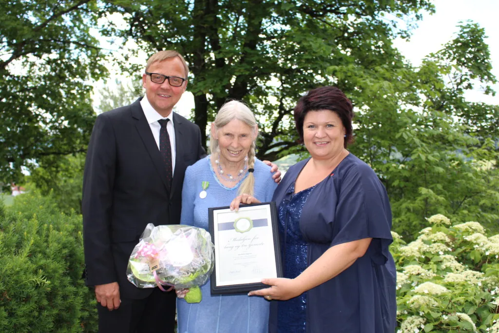 Rektor Stein Aarskog sammen med Ada Koller Hagness og daværende ordfører Anita Ihle, etter utdelingen av medaljen i 2014.