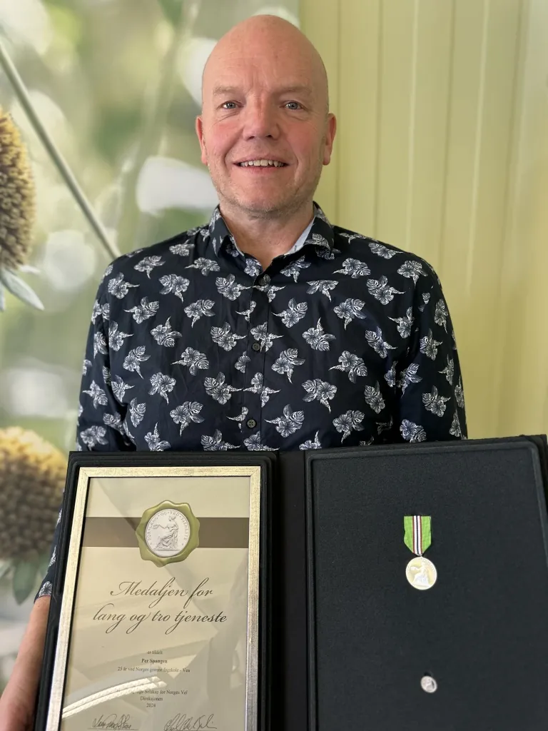 Per Spangen med Norges medalje for lang og tro tjeneste