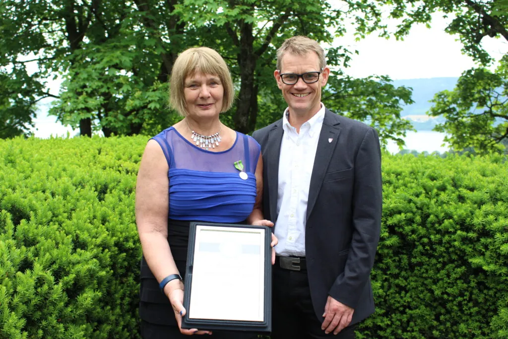 Selma Frivoll fikk overrakt medaljen av varaordfører Geir Roger Borgedal i 2016.